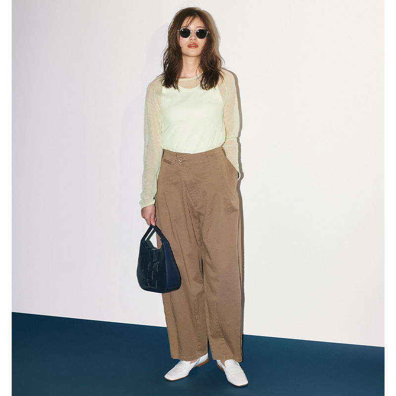 ローファーと太パンコーデ、シアートップス、トレンド