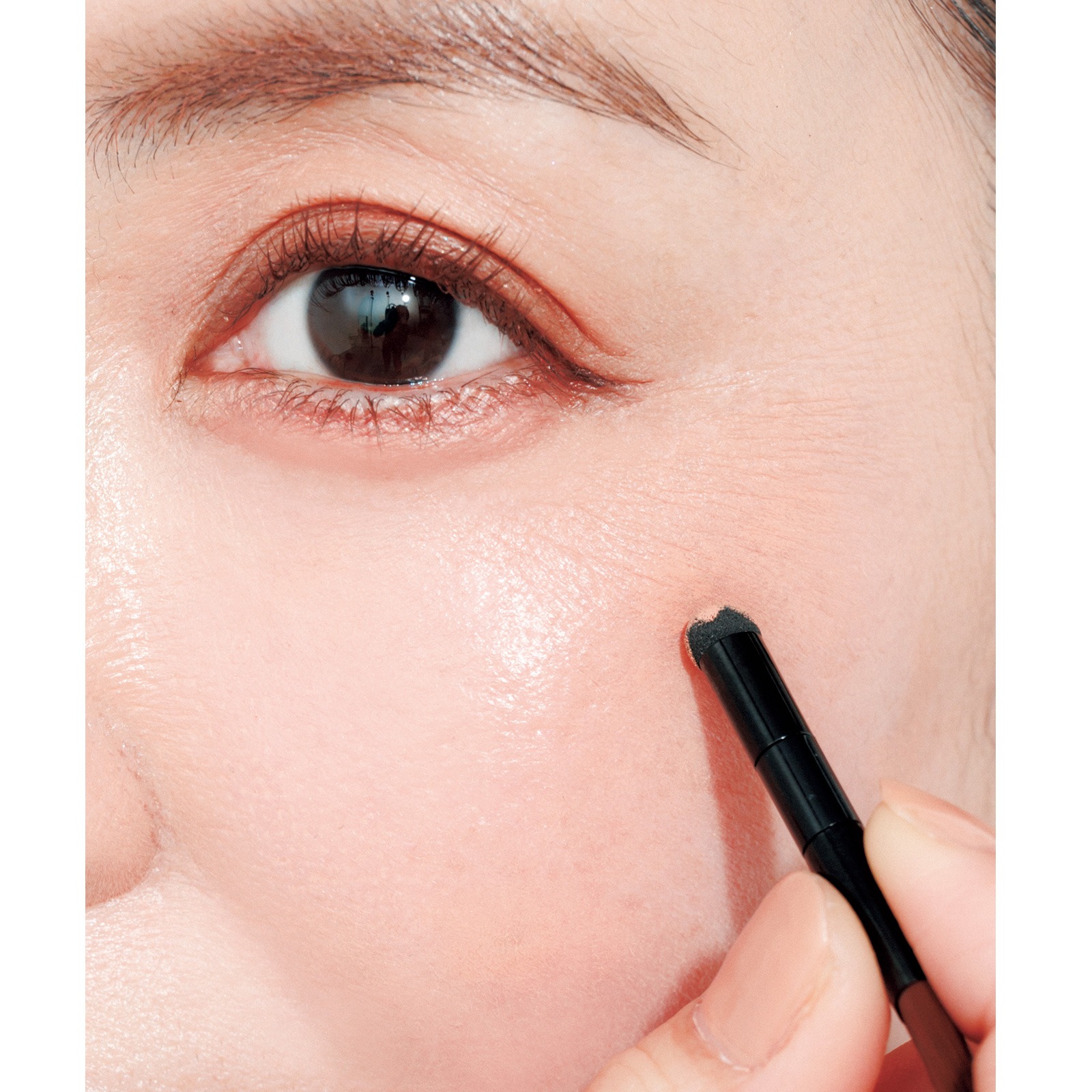 シミにコンシーラーを乗せる