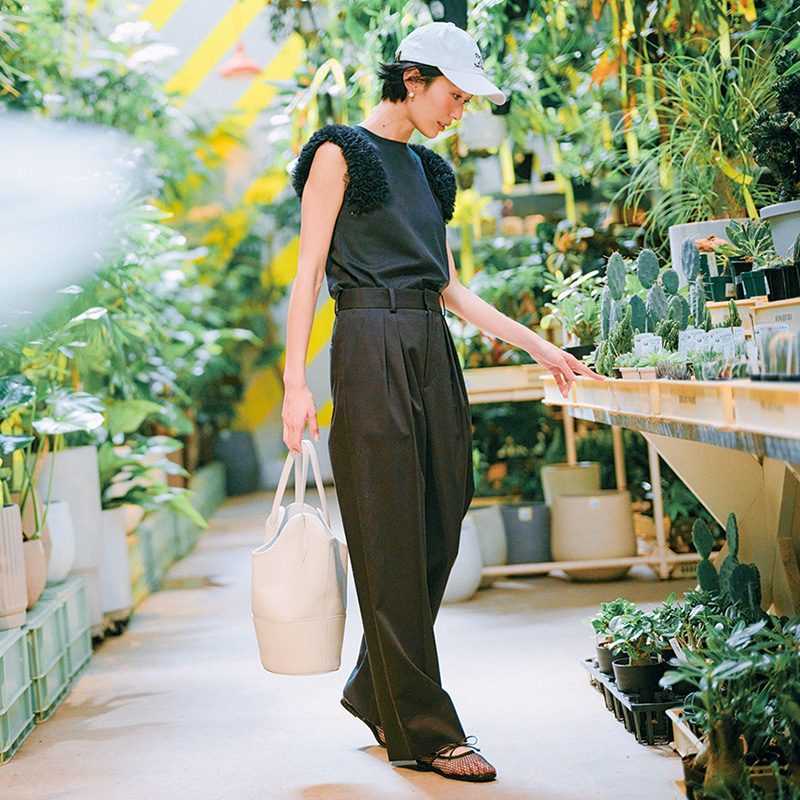 チュール付きトップス,セルフォード,ブラックコーデ,神山まりあ