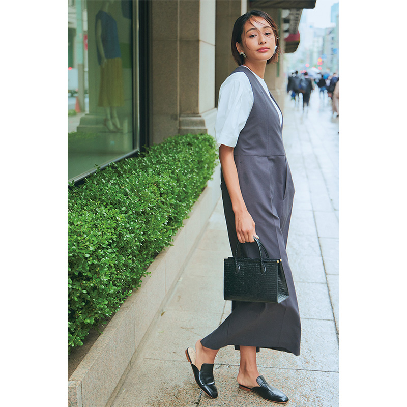 アストラットの胸元の潔いV開きがハンサムなマキシ丈ワンピ