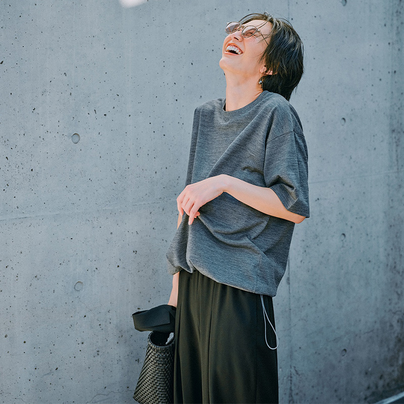 濃いめのグレーTシャツと黒パンツを合わせたコーディネート