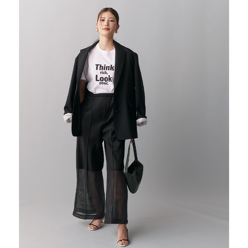 シースルーパンツのモノトーンコーデ