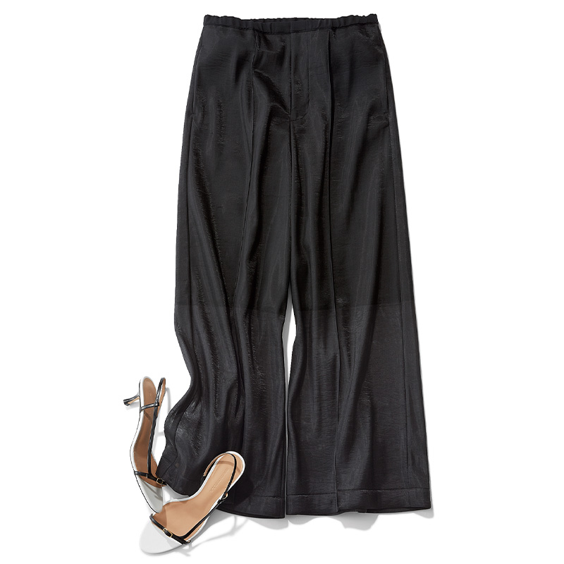 ストラップサンダルとシアーパンツの組み合わせ