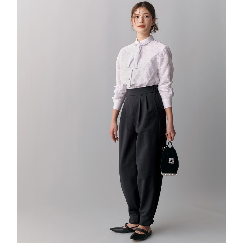 黒パンツと白シャツのコーデ、お仕事コーデ、モノトーン