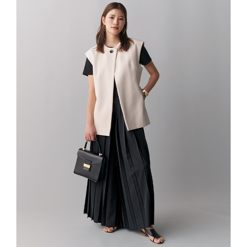 スカートのようなボリュームのプリーツパンツのコーデ