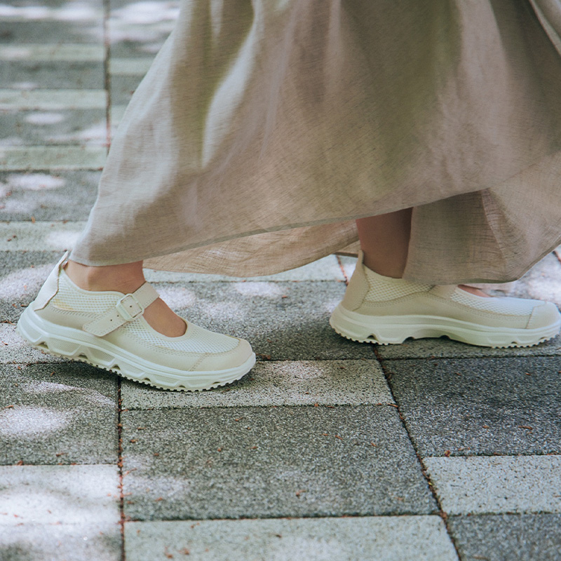 カジュアルなサンダルと合わせても都会的