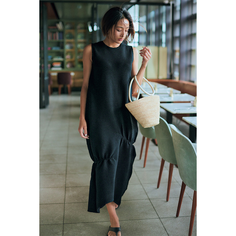 ランバン オンブルーの裾がカーブヘムになったジャカード編みの黒ワンピコーデ