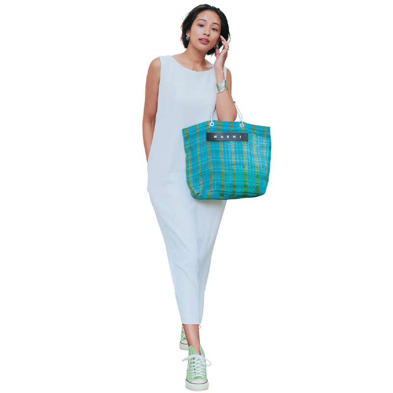 ルームサンマルロクコンテンポラリーの白ワンピースにコンバースを合わせた木佐貫まやさんの私服コーデ