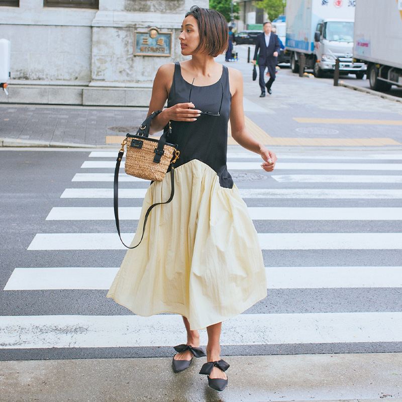 ルームサンマルロクコンテンポラリーのシャカシャカ素材のワンピースを着るモデルの木佐貫まやさん