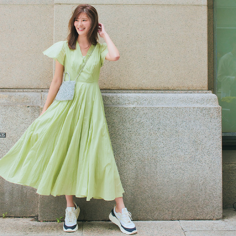 マリハの淡いグリーンのワンピースにデイトのスニーカーを合わせたVERYモデルの咲和希さん