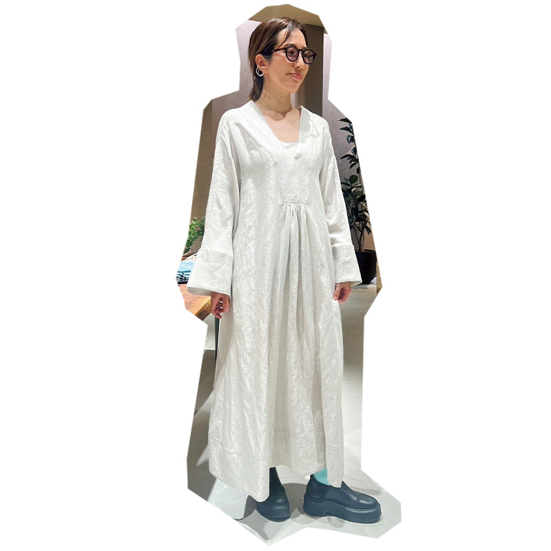 カオスのリラクシーなリネンワンピを着るVERYライター