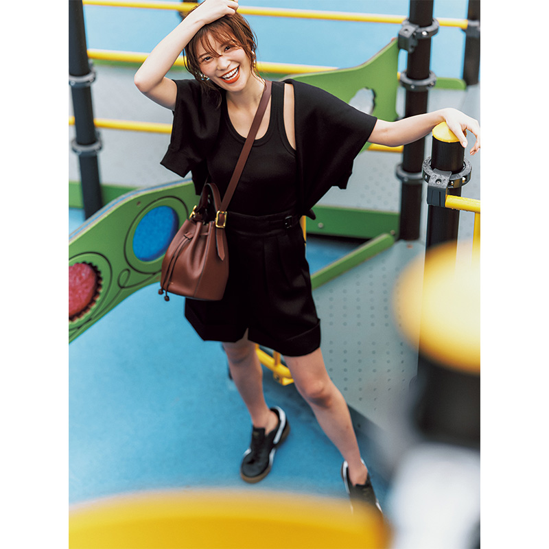 タンクトップとショーパン、肩掛けしたスウェットとオールブラックの公園コーデ