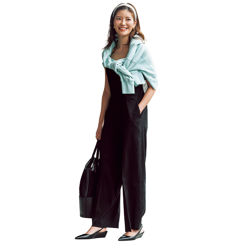 黒のサロペットに水色のスウェットを肩掛けした咲和希さん