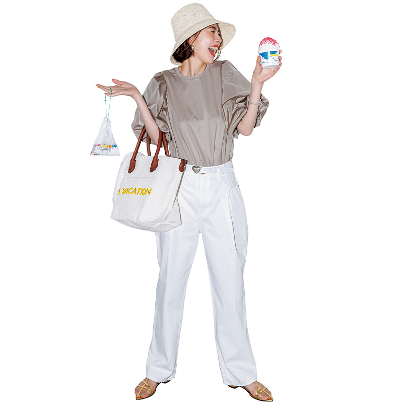 微光沢素材のベージュTシャツと白パンツを合わせた上品コーデ