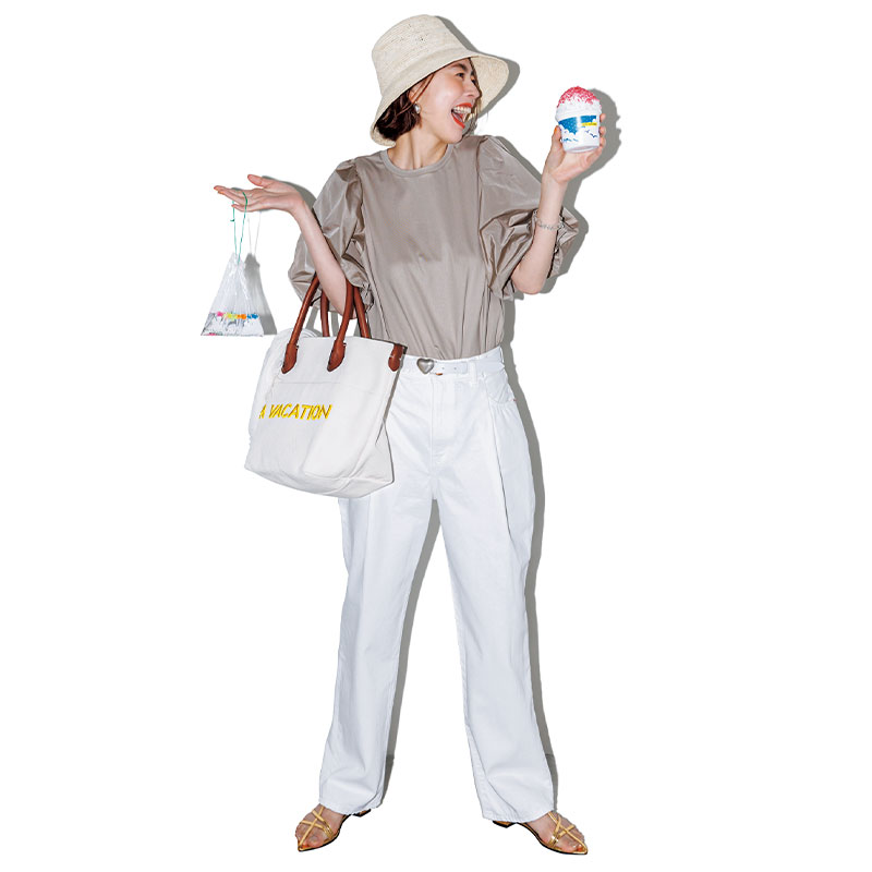 微光沢素材のベージュTシャツと白パンツを合わせた上品コーデ