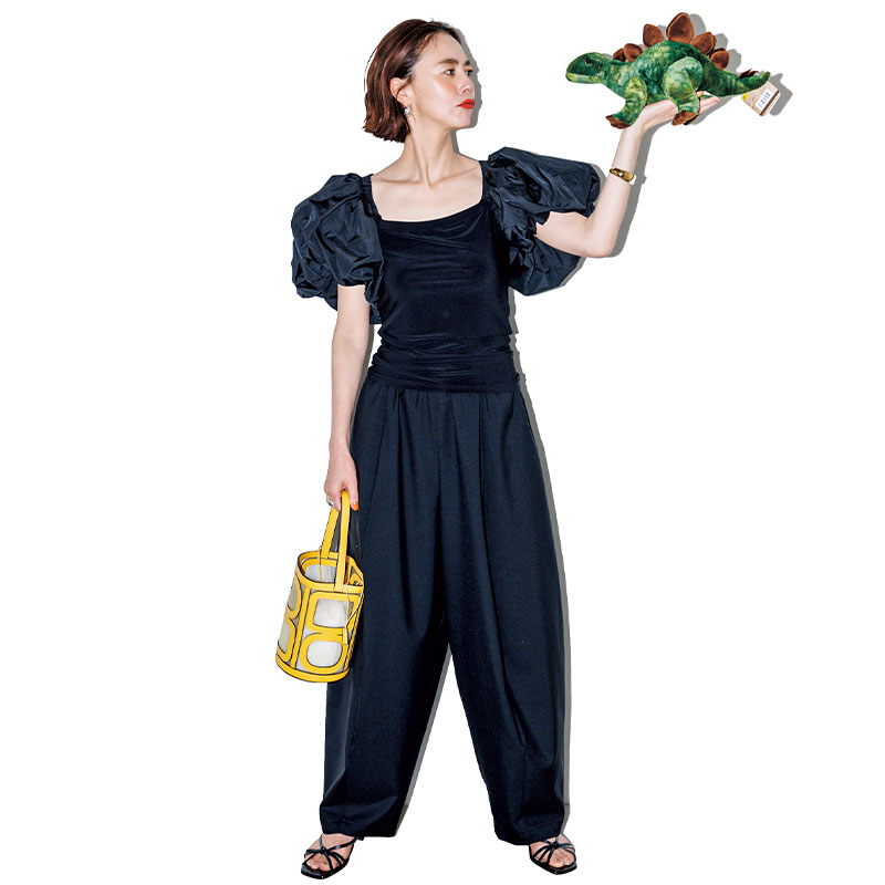 デコルテが大きく開いたボリューム袖Tシャツとパンツを合わせた全身黒コーデ