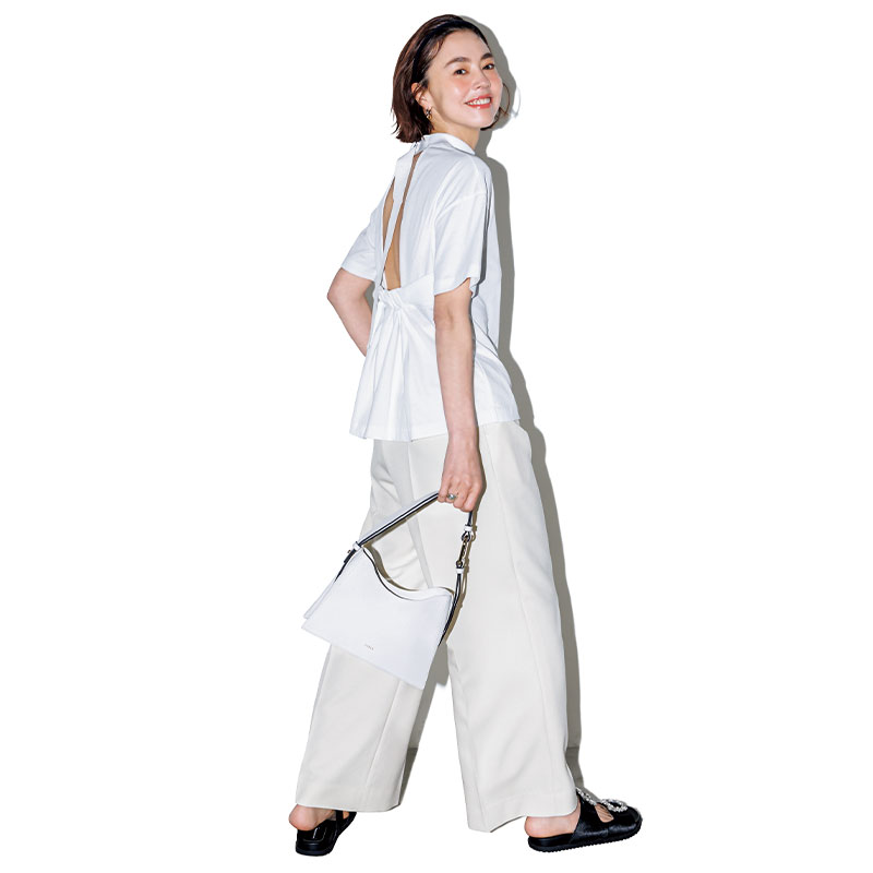 背中開きデザインのTシャツに白ワイドパンツを合わせたお出かけコーデ
