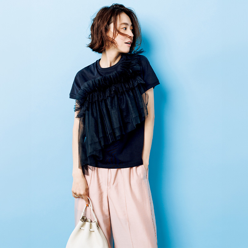 前身頃にチュールがついた黒Tシャツにピンクパンツを合わせた浅見れいなさん