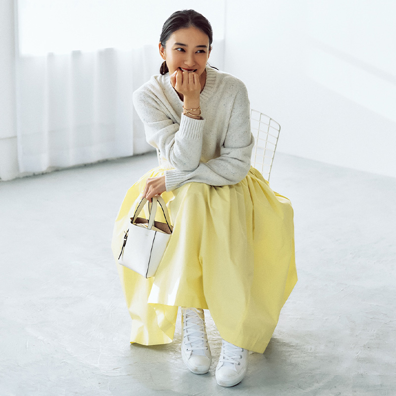 武井咲,カジュアルコーデ,スカートコーデ,カラースカート