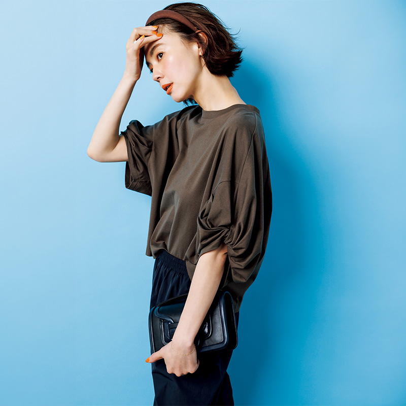 袖にたっぷりギャザーが寄ったサヤカデイヴィスとザライブラリーのコラボTシャツ