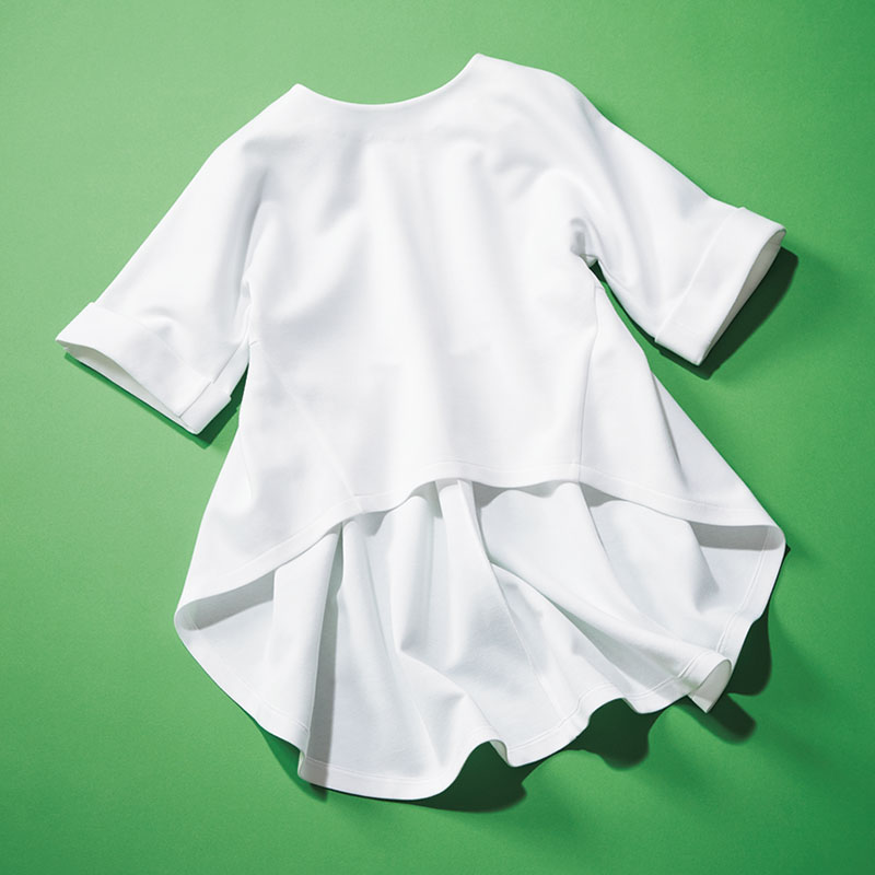 袖とテールが長めのシーニュのキレイめ白Tシャツ