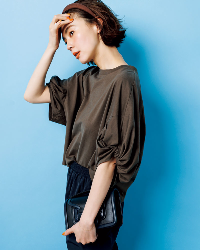 袖にたっぷりギャザーが寄ったサヤカデイヴィスとザライブラリーのコラボTシャツ