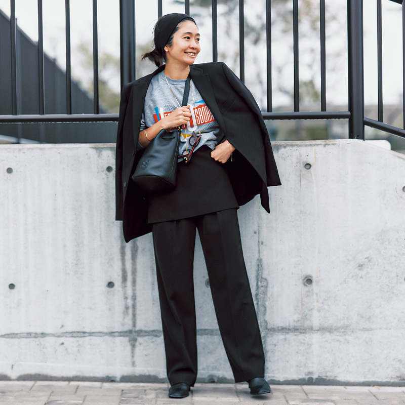 黒のジャケット＆パンツにインナーのヴィンテージTシャツでエッジを効かせたスタイリスト樋口かほりさんの私服コーデ