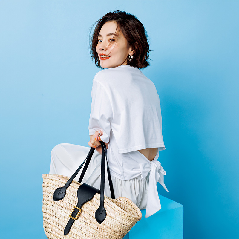 背中のチラ見せが可愛いバナナリパブリックの白Tシャツ