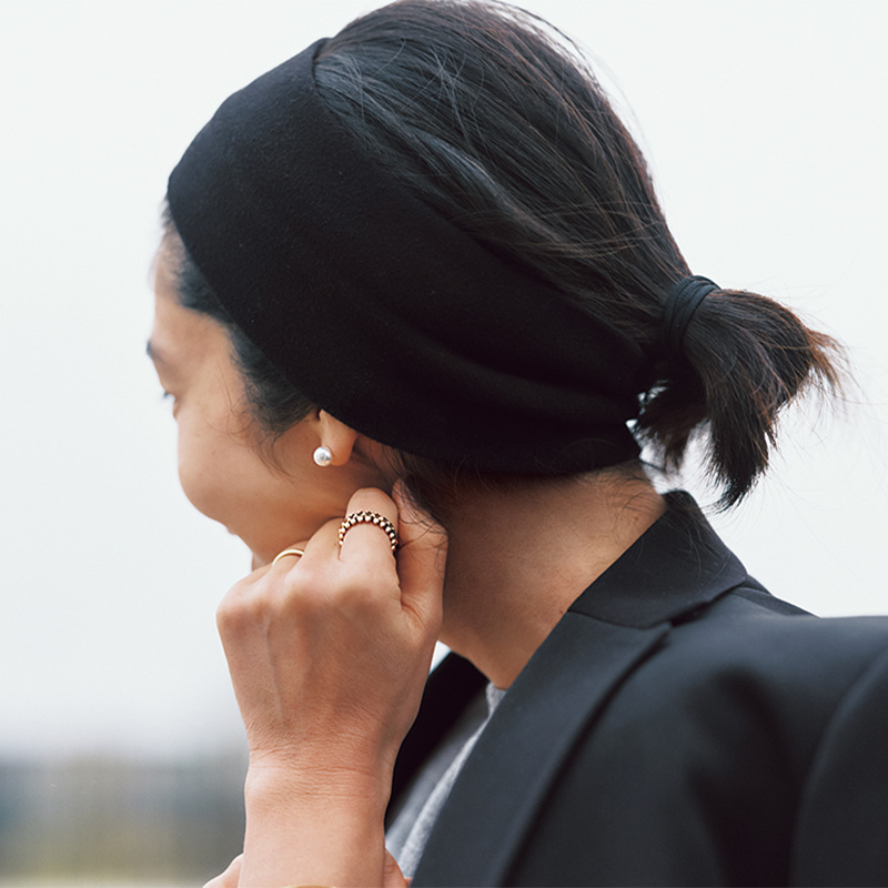 コンパクトにまとめたヘアにターバンを巻き、耳元はTASAKIのパールを合わせたスタイリスト樋口かほりさん