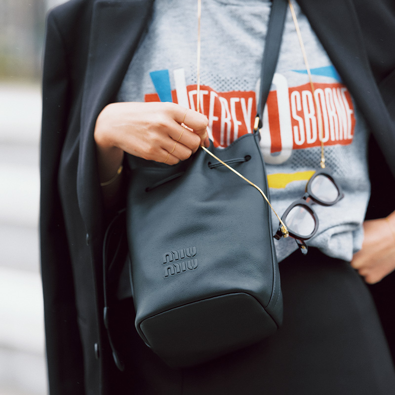 ミュウミュウの黒ショルダーバッグ