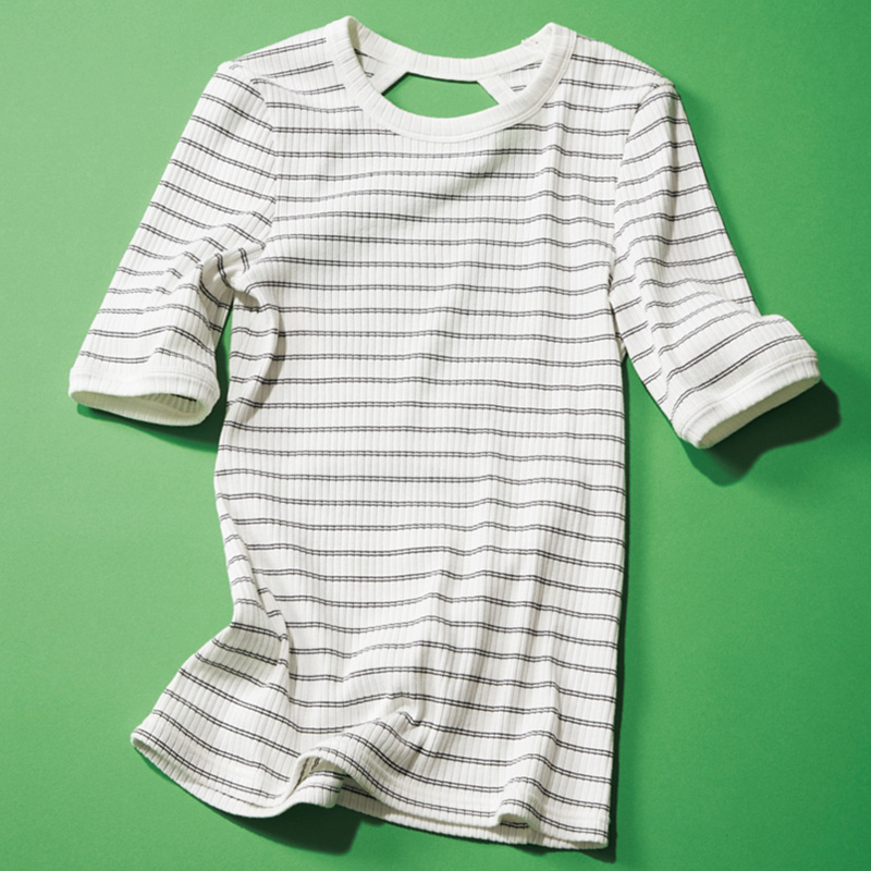 背中が思い切り開いたスタイリングのボーダーT