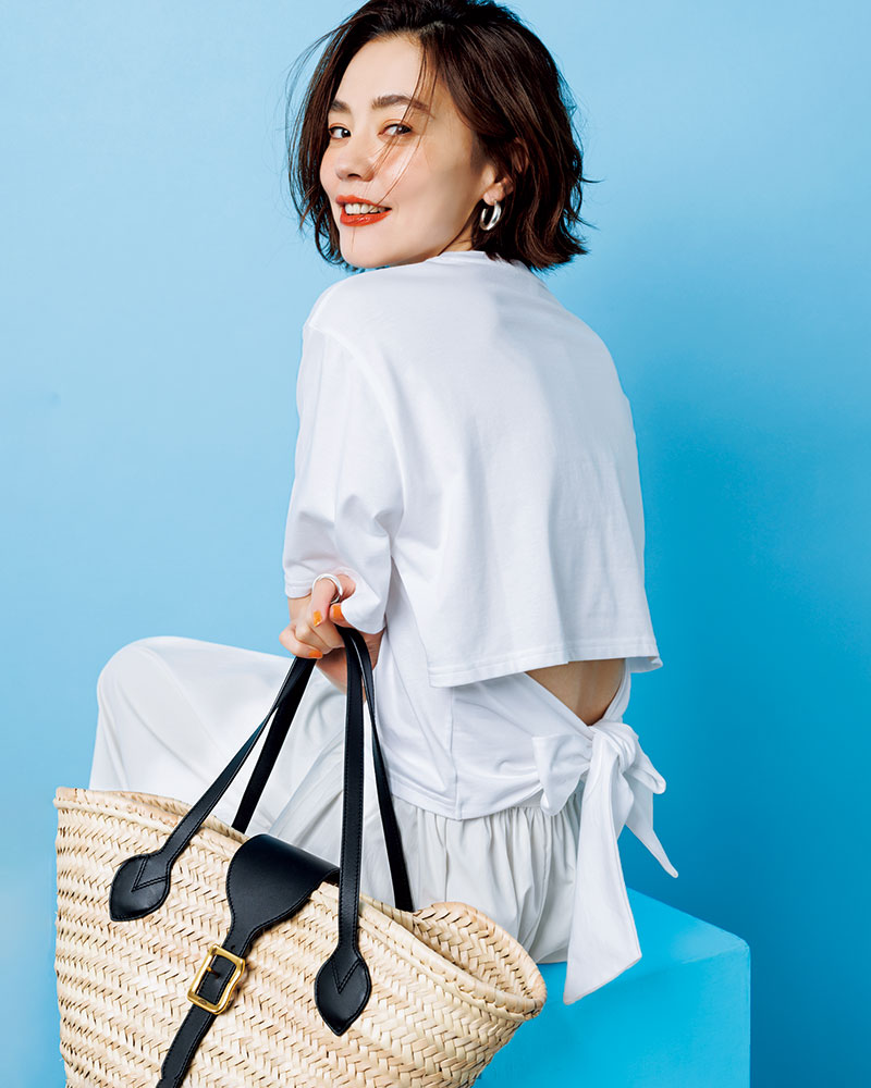 背中のチラ見せが可愛いバナナリパブリックの白Tシャツ