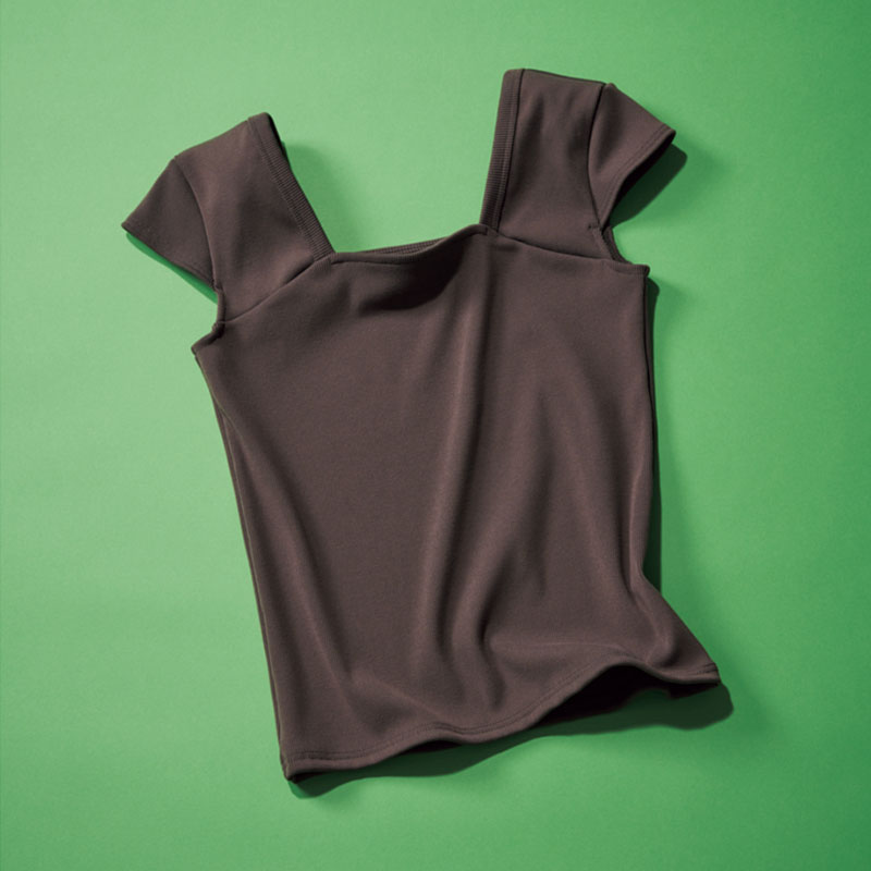 前後ともにスクエアネックが今っぽいRHCのTシャツ