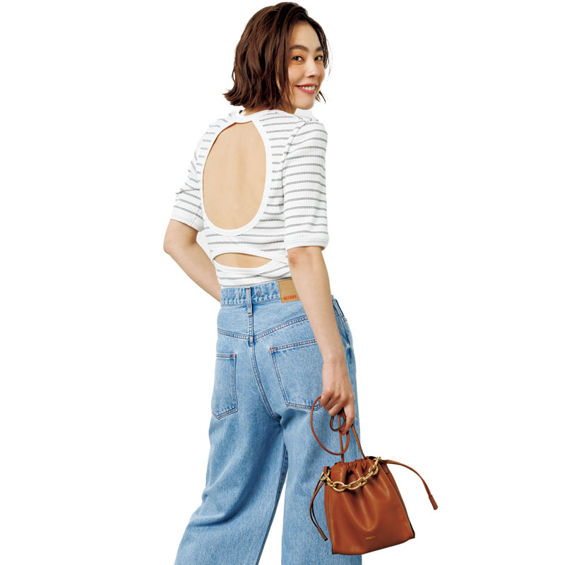 背中が開いたボーダーTにデニムをあわせたカジュアルコーデ