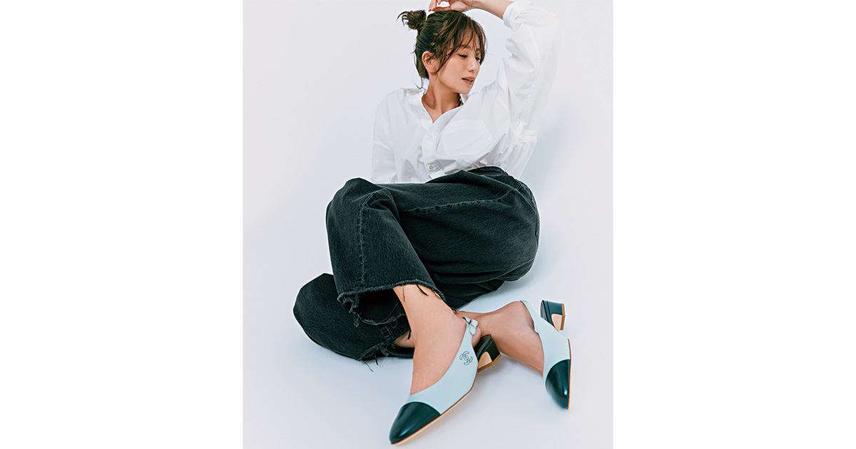 白シャツコーデ,デニムコーデ,シャネルの靴,パンプス,東原亜希