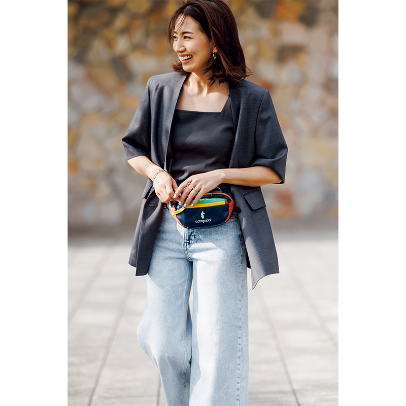 アンフィーロのスクエアタンクにフレイアイディーの半袖ジャケットを羽織りデニムを合わせた東原亜希さん