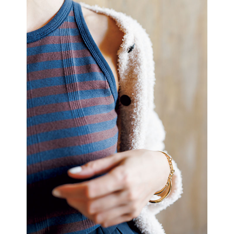 アメスリタンクにカーディガンを羽織るとちらっと覗く素肌が女っぽい