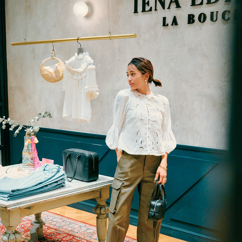 木佐貫まや,カーゴパンツコーデ,白ブラウスコーデ