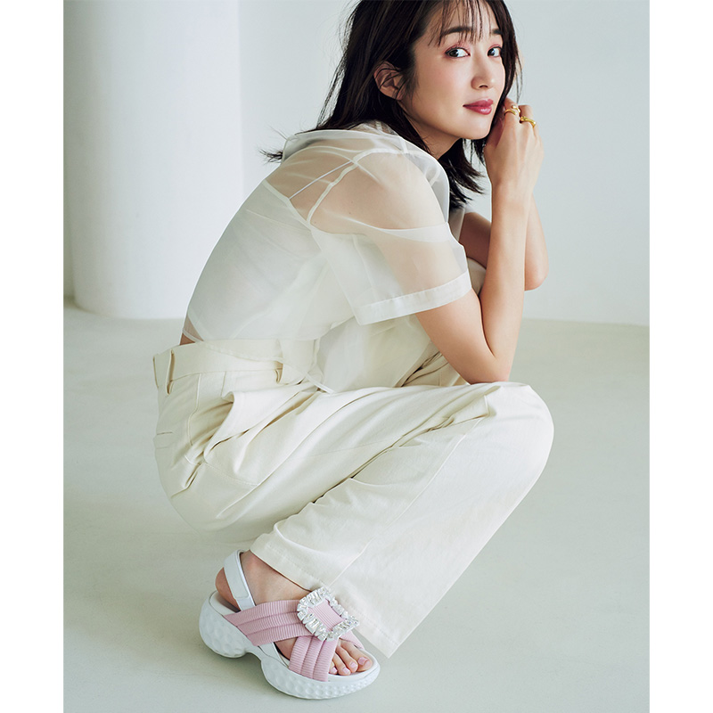 夏の白コーデに映えるロジェヴィヴィエの厚底サンダル