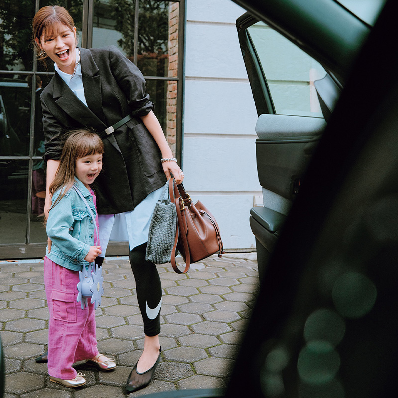 ナイキのレギンスに白シャツ＆ジャケットを合わせたミックスコーデ