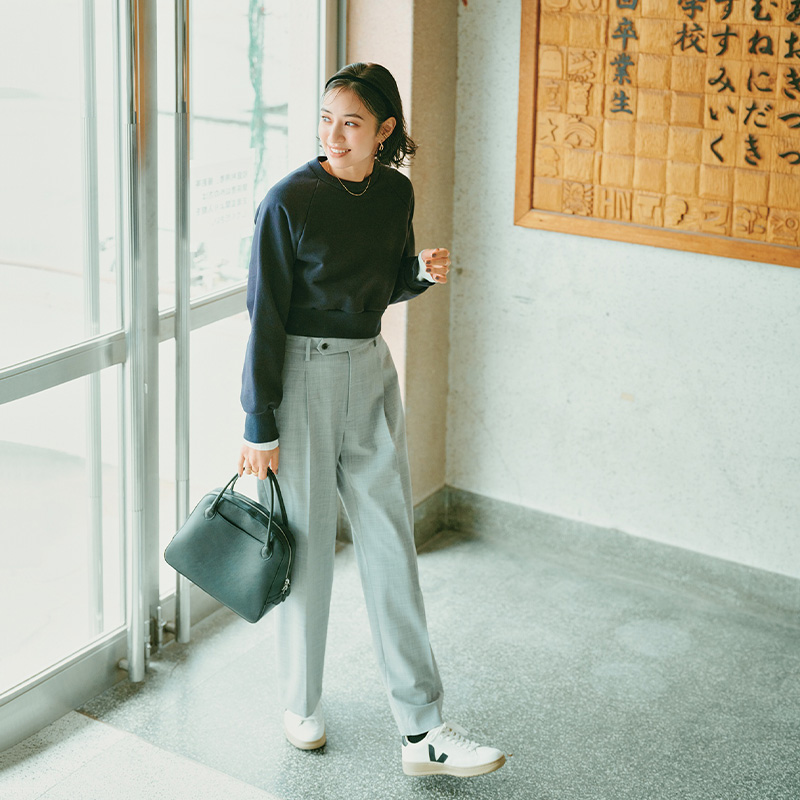 スウェットコーデ,スラックスコーデ,小学校ママコーデ,岡本あずさ