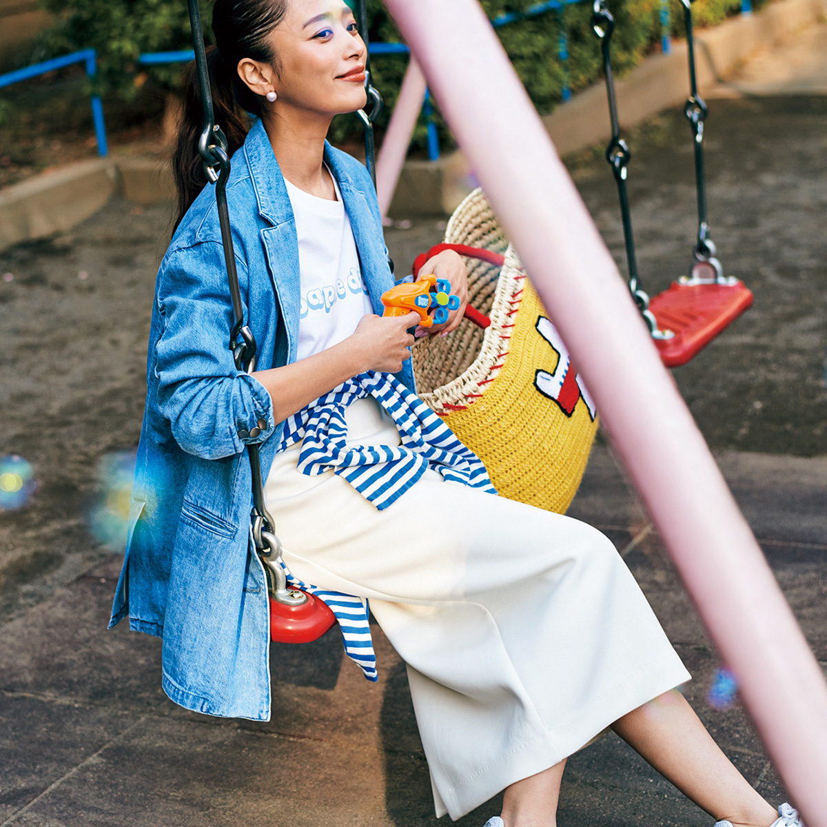 白スカート,デニムジャケット,カジュアルコーデ