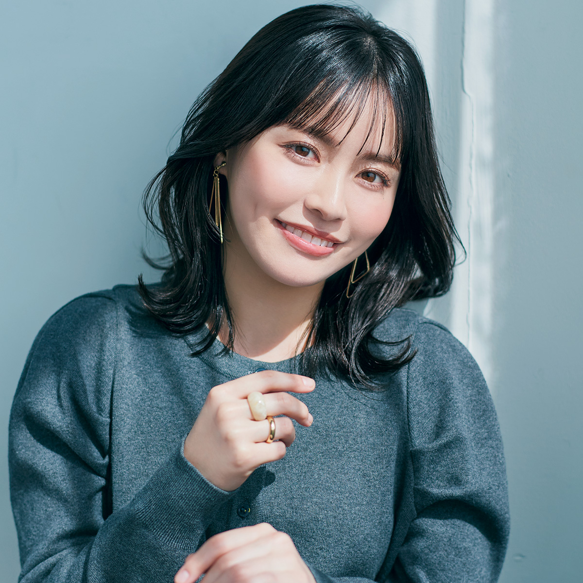 顔の上半分に重心を寄せて軽やか