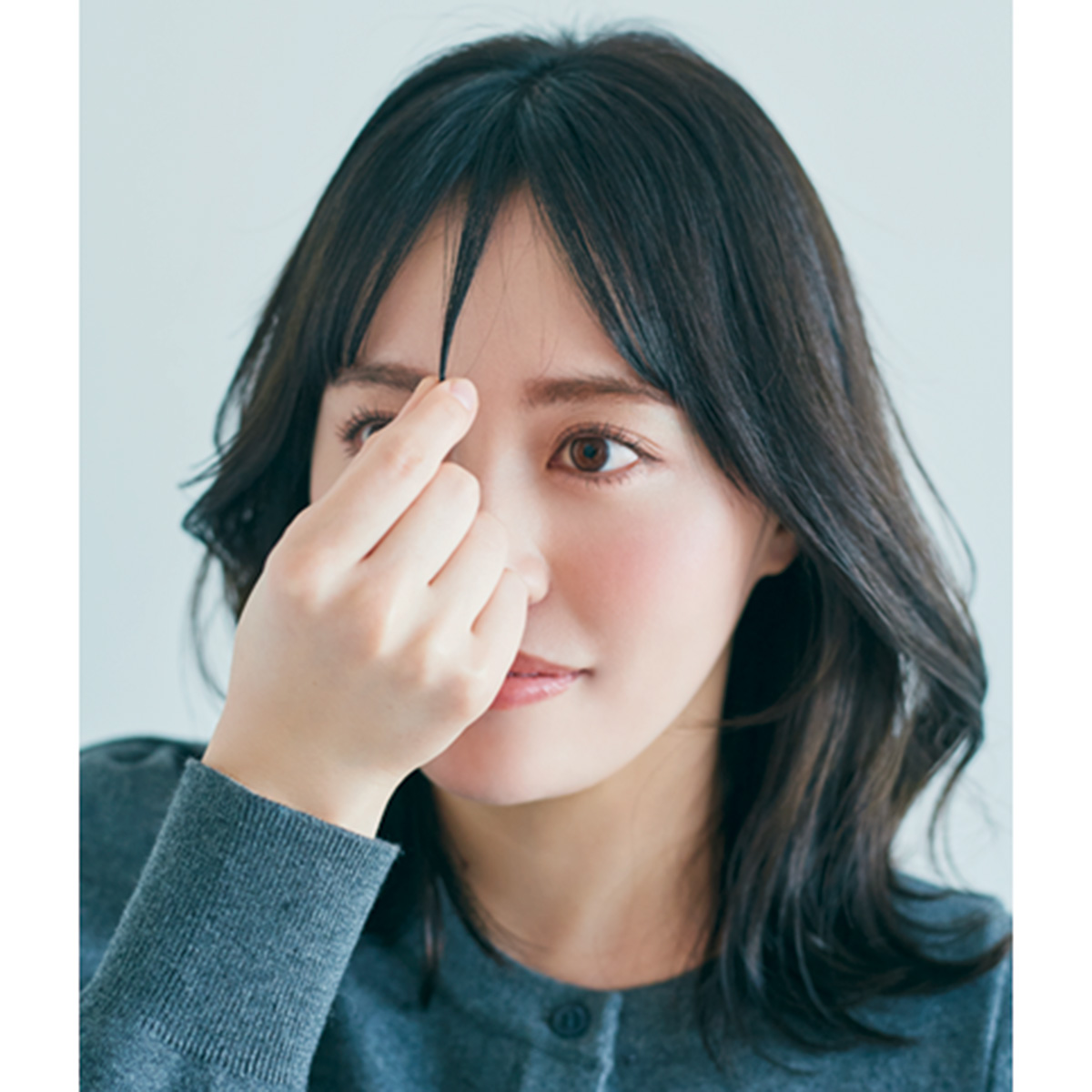 透けバングにして前髪に抜け感を