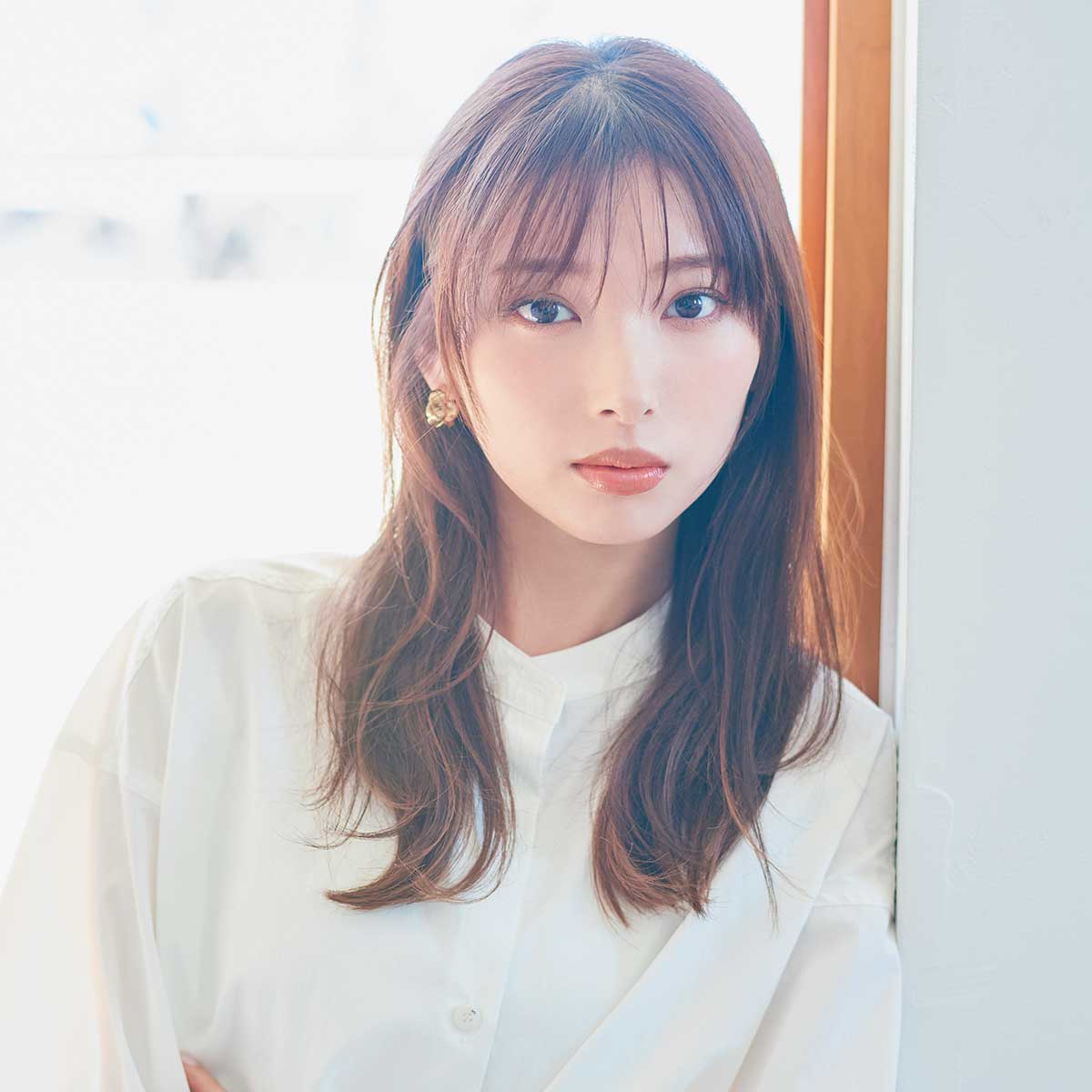 おくれ毛が顔にかかったような表