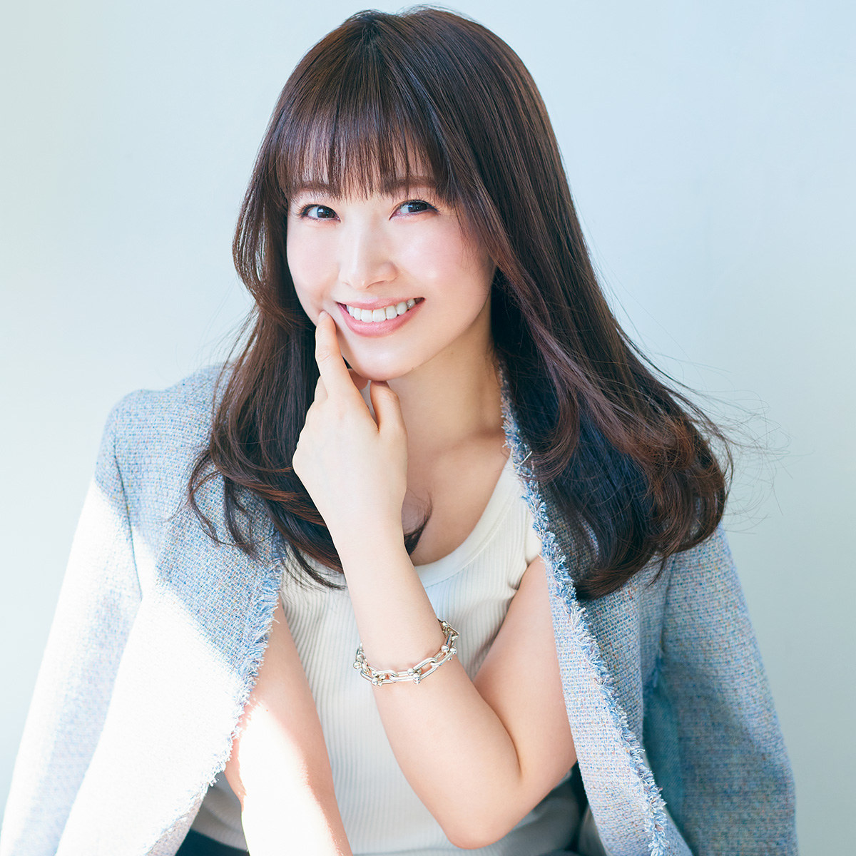 顔周りを大きなCカールが包む、