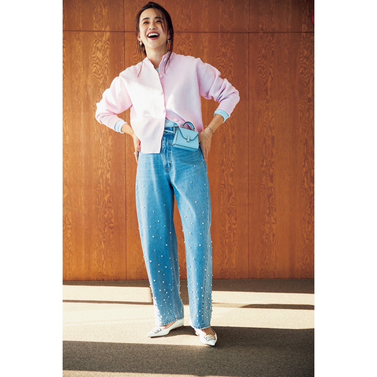 ピンクシャツ　デニムジンズ