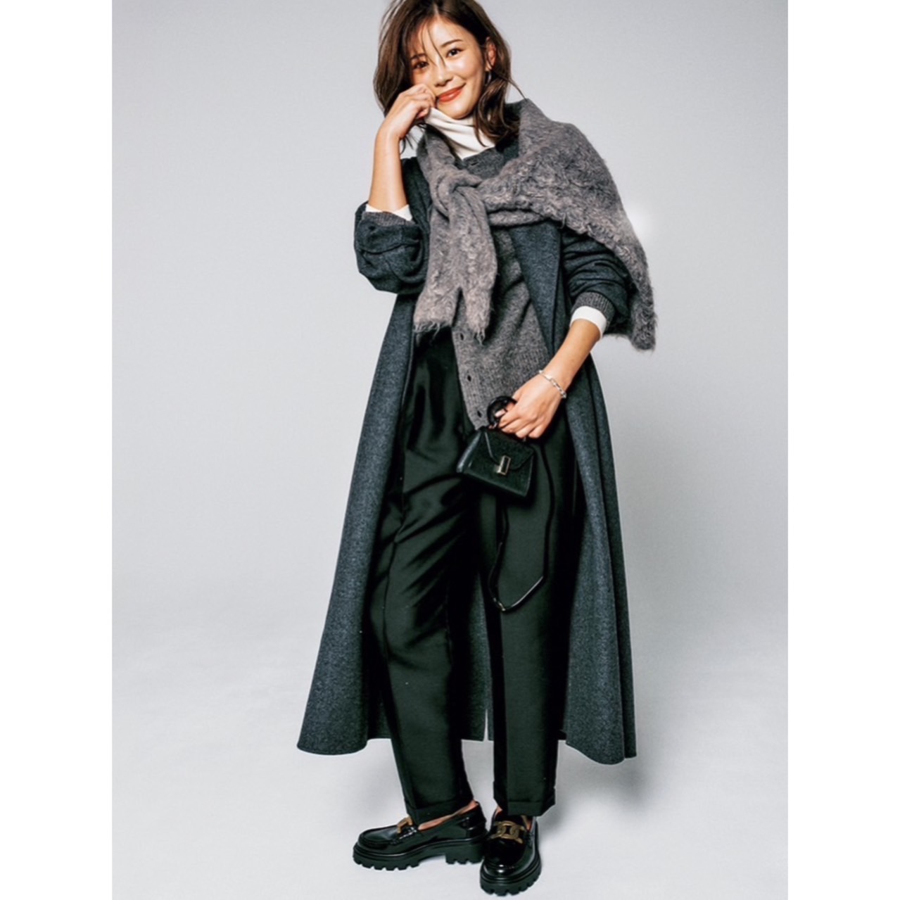 黒コーデ　グレーカーディガン