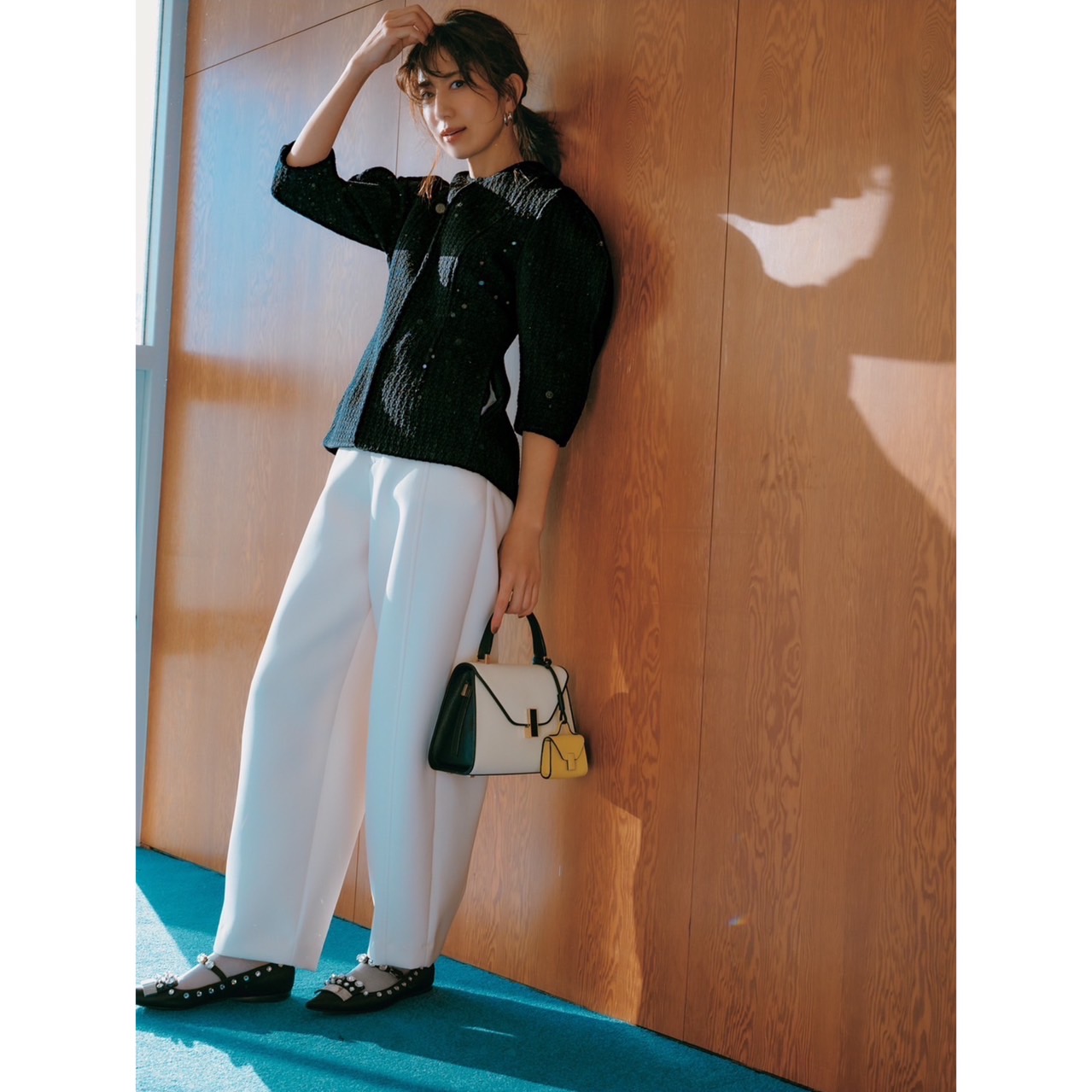 白パンツ　白黒バッグ