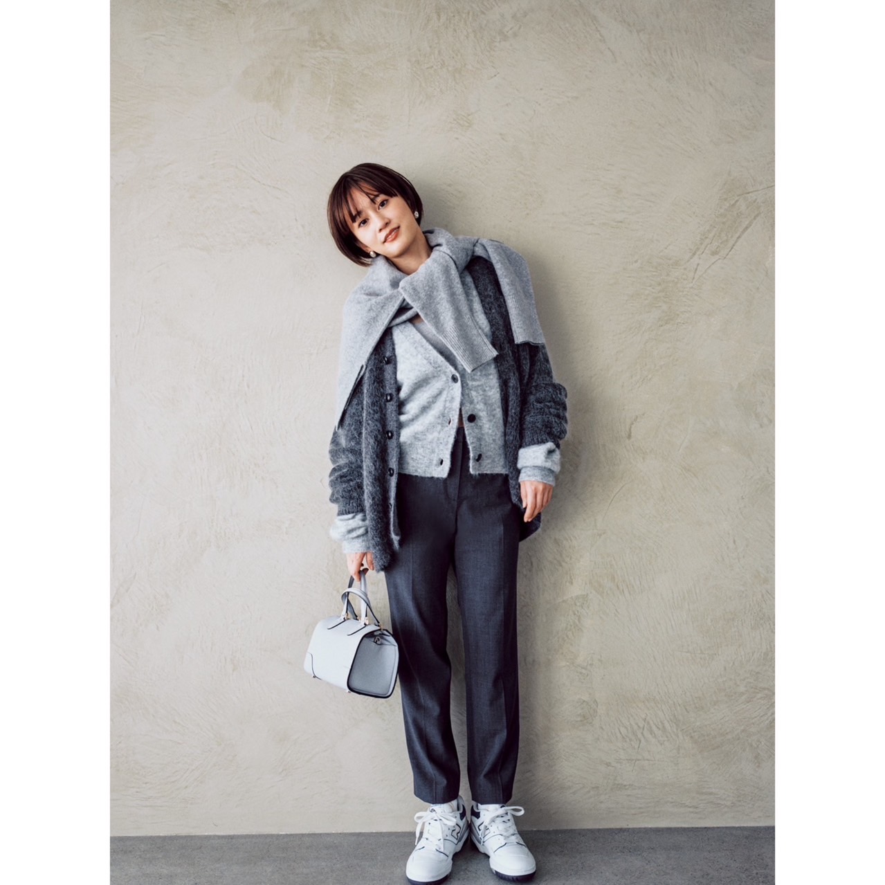 白バッグ　グレーカーディガン